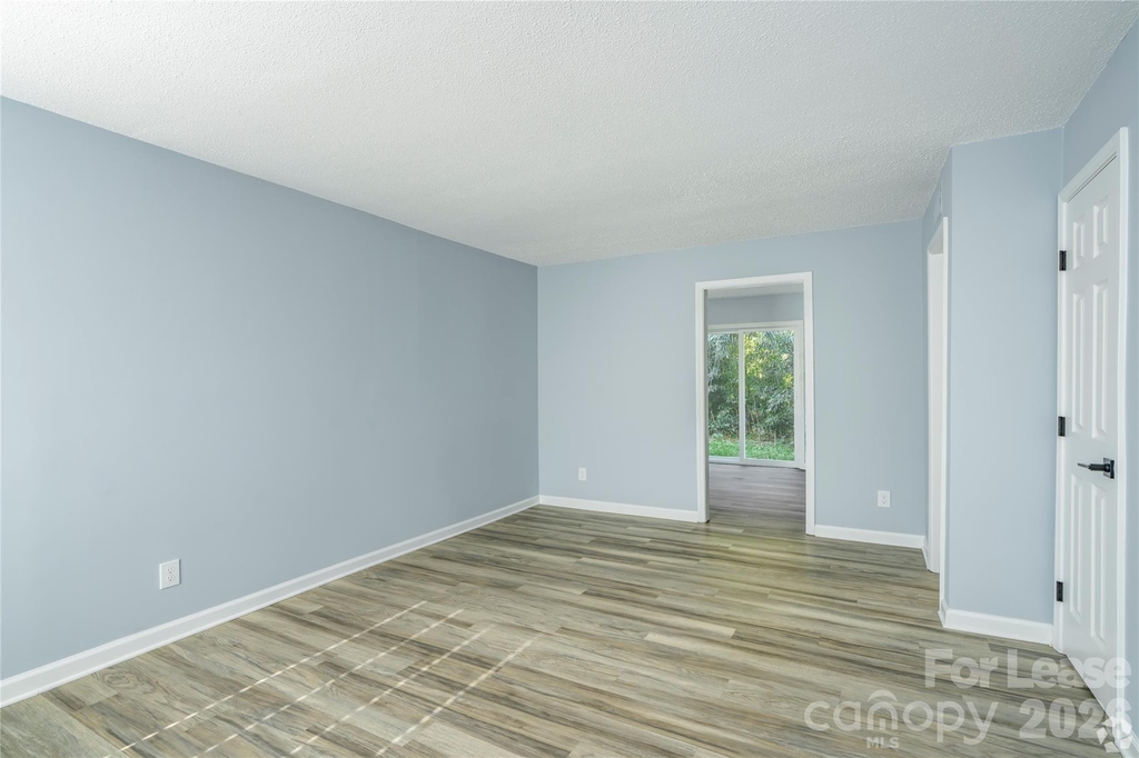 300 E Charlotte Avenue - Photo 8
