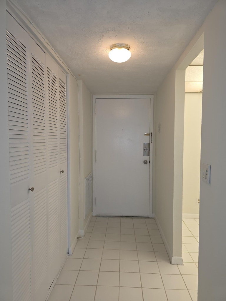 470 Executive Center Drive - Photo 3