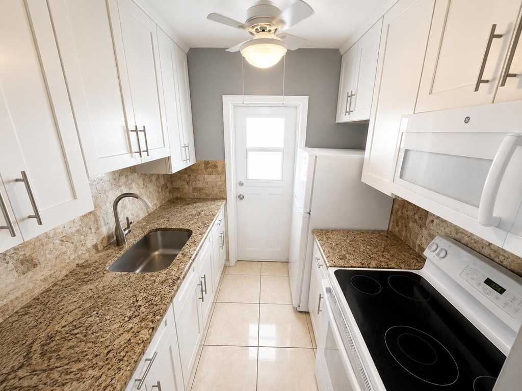1114 Lake Terrace - Photo 3