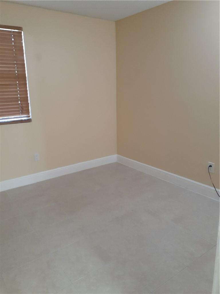 1247 Sw 46th Avenue - Photo 12