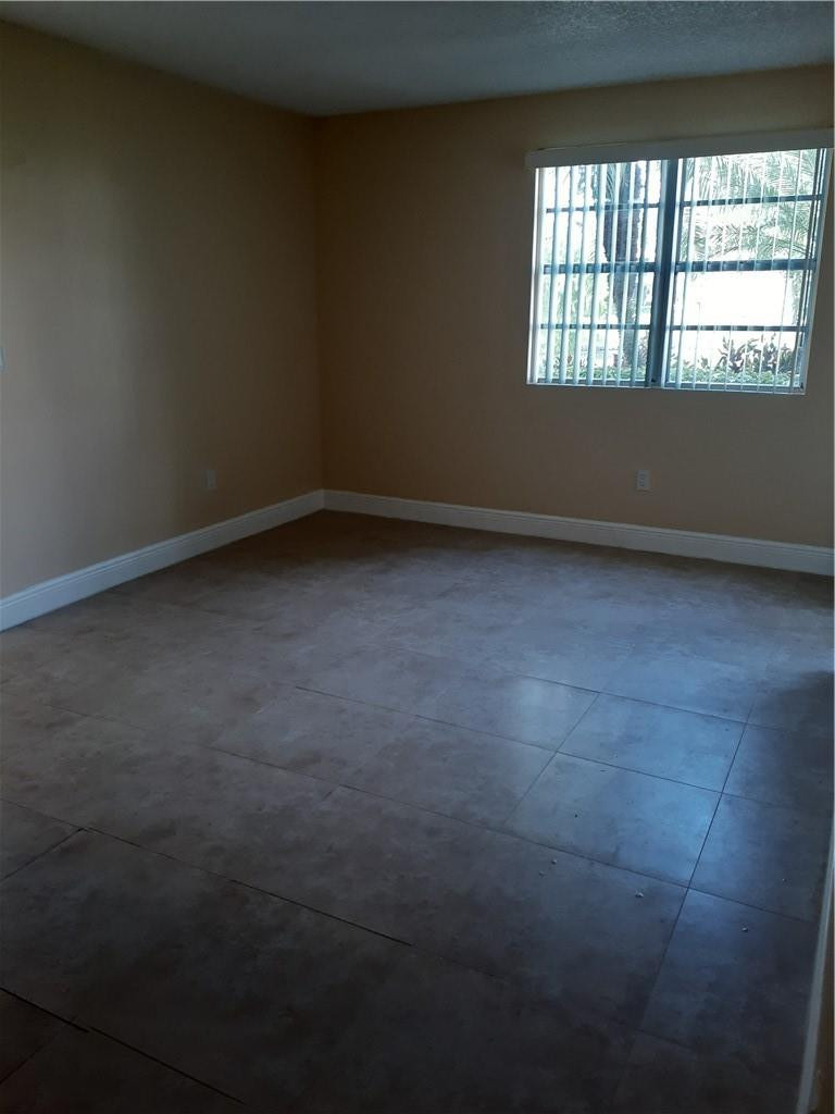 1247 Sw 46th Avenue - Photo 4