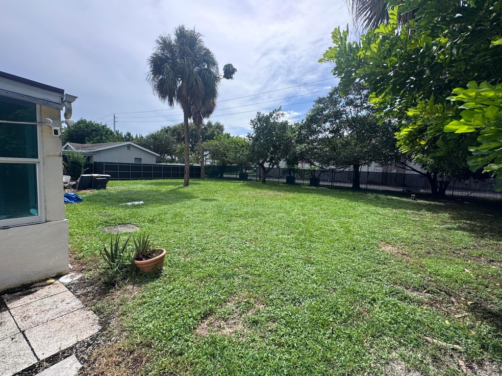 8911 Sunset Drive - Photo 4