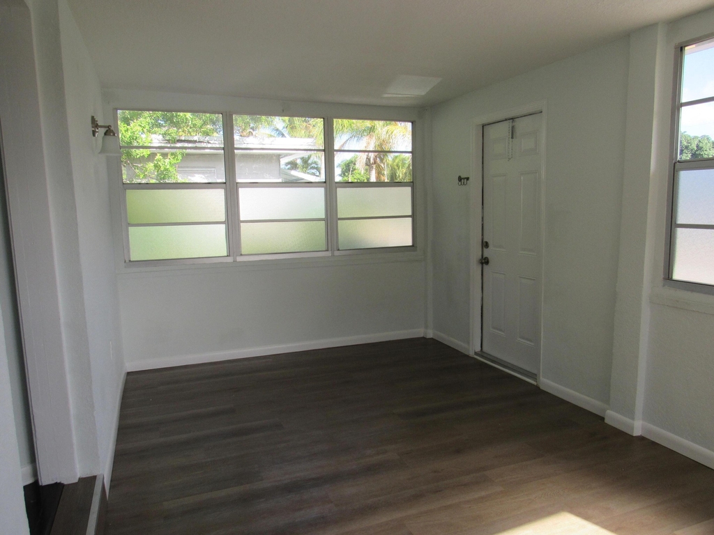 1011 N D Street - Photo 1