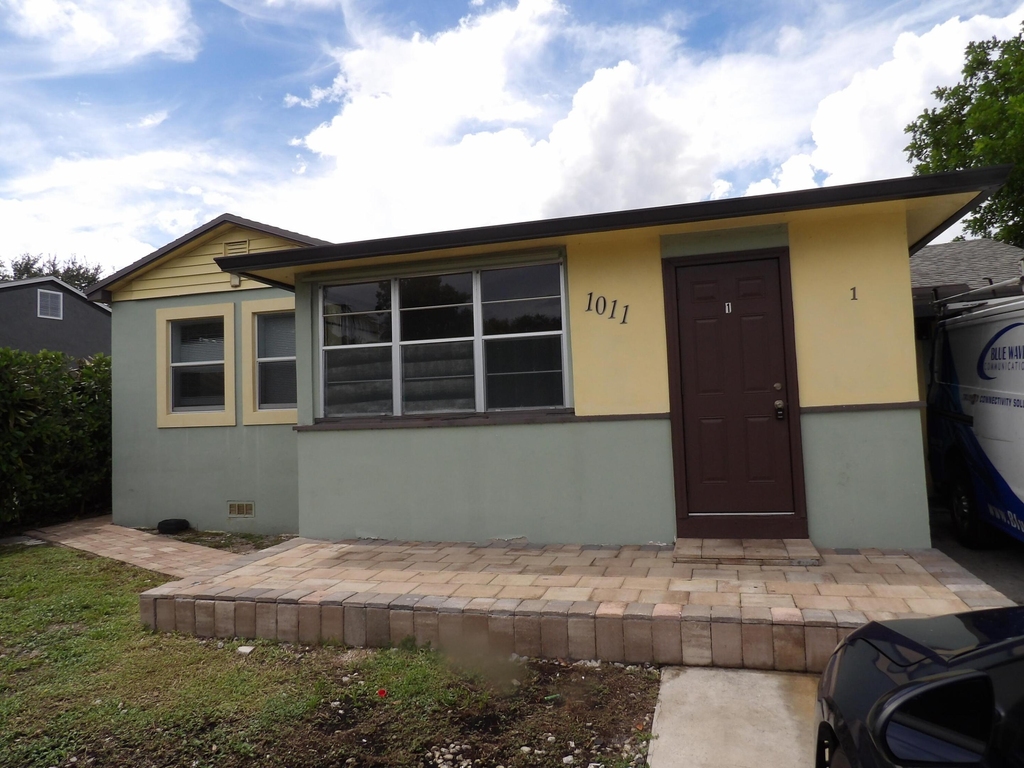 1011 N D Street - Photo 0