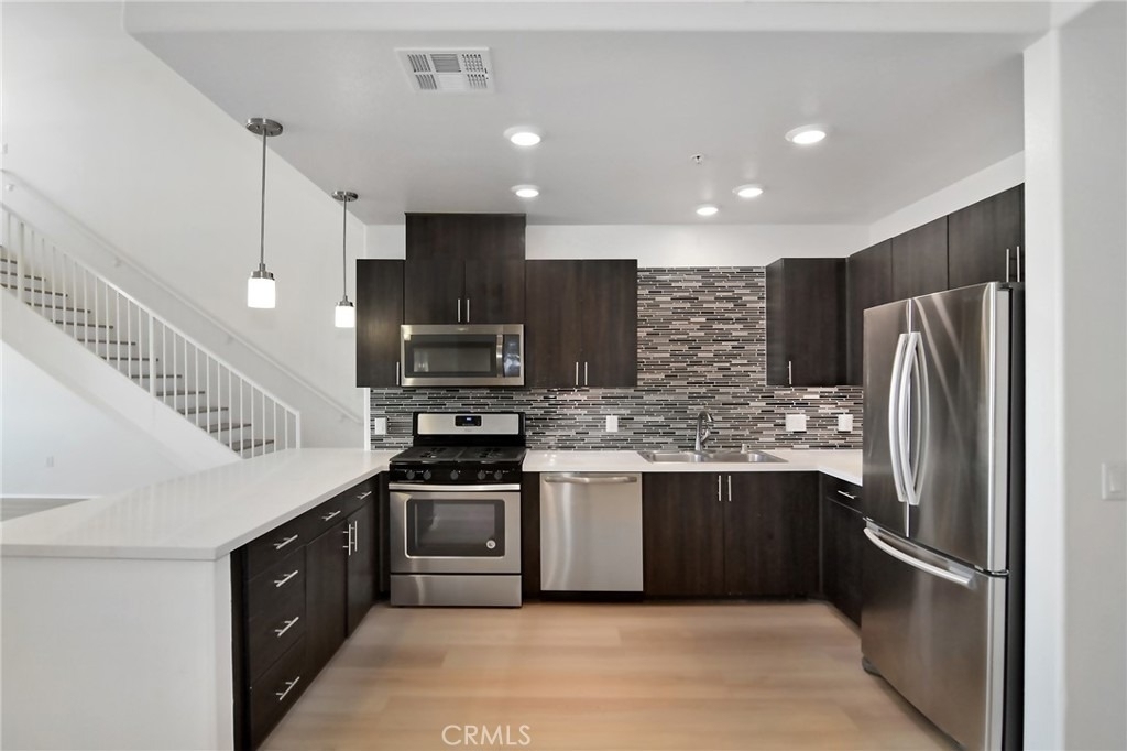124 W Colorado - Photo 3