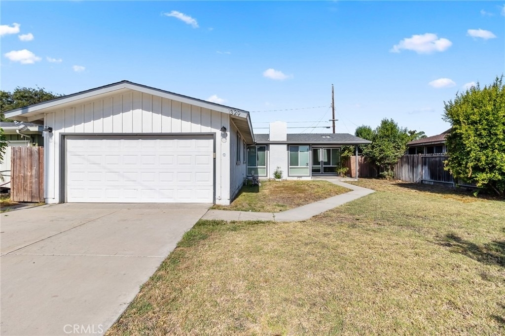 1329 N Maple Street - Photo 0