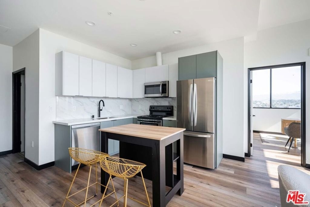 2500 Wilshire Boulevard - Photo 1