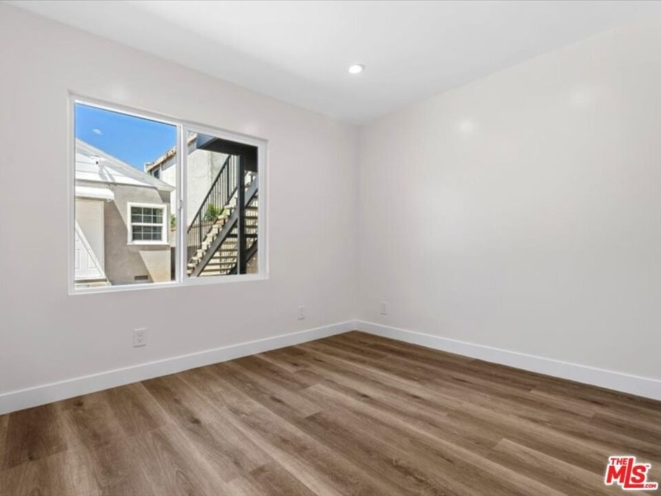 1165 Stanford St - Photo 4