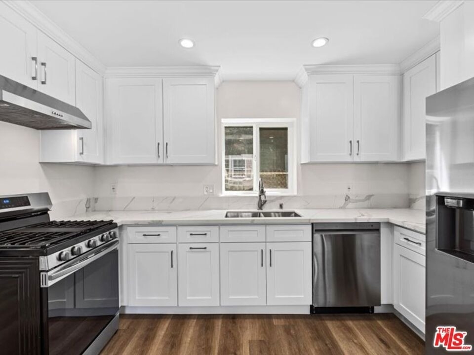 1165 Stanford St - Photo 0