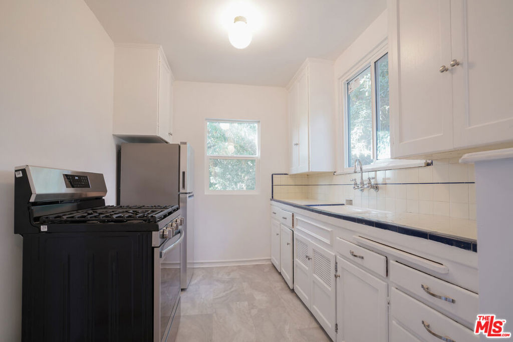 4164 1/2 Stansbury Avenue - Photo 11