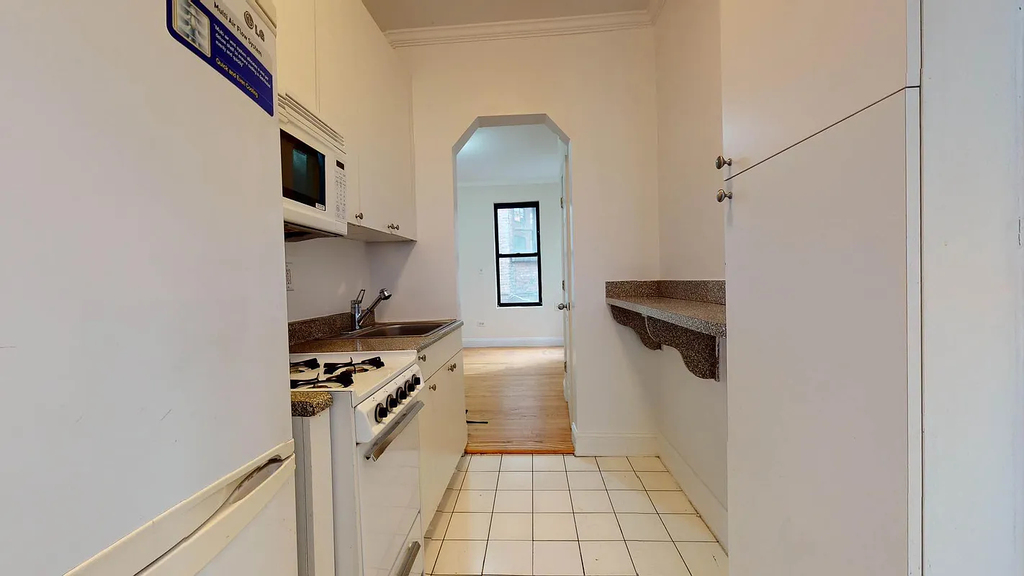 711 second ave - Photo 3