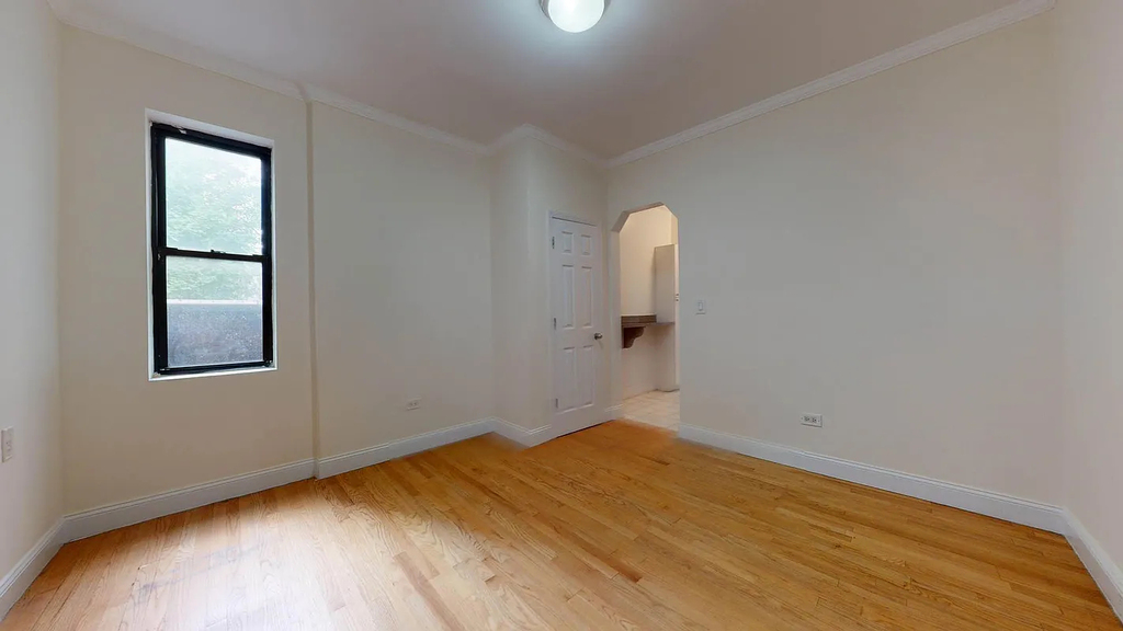 711 second ave - Photo 2