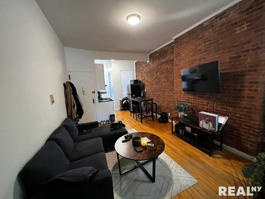 West 20th Street - Photo 2
