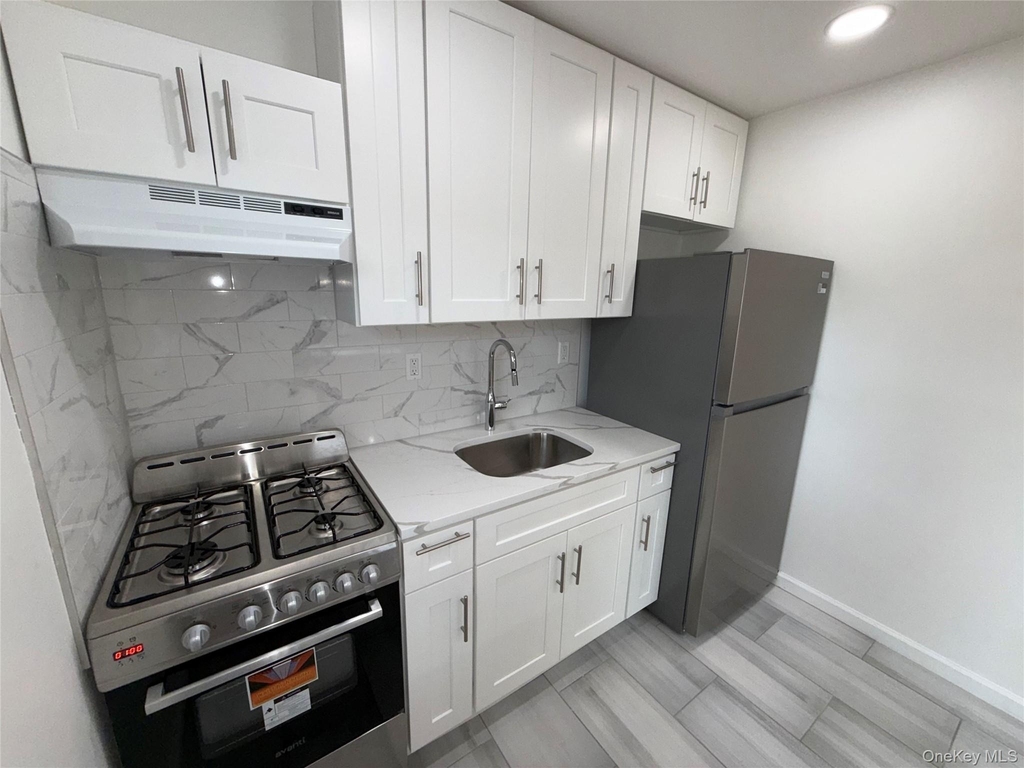69-41 Burchell Avenue - Photo 10