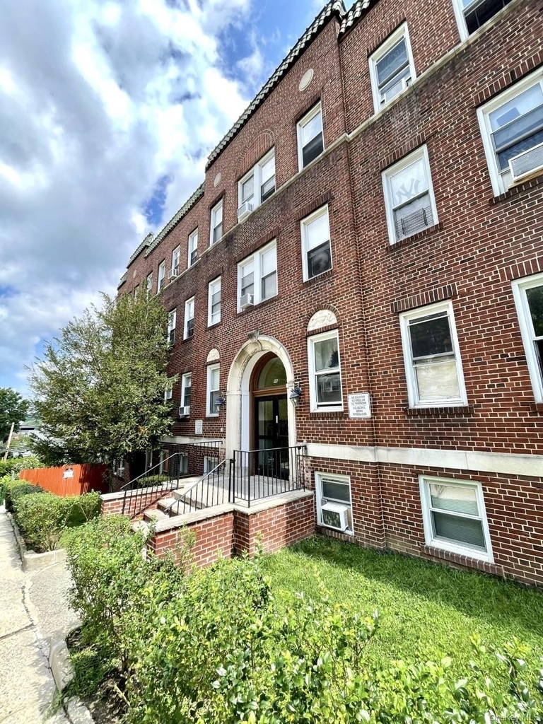 98 Harding Avenue - Photo 3