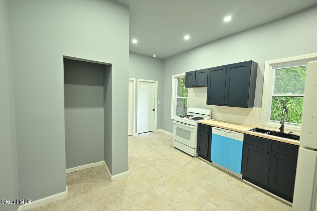 44 Alexander Street - Photo 2