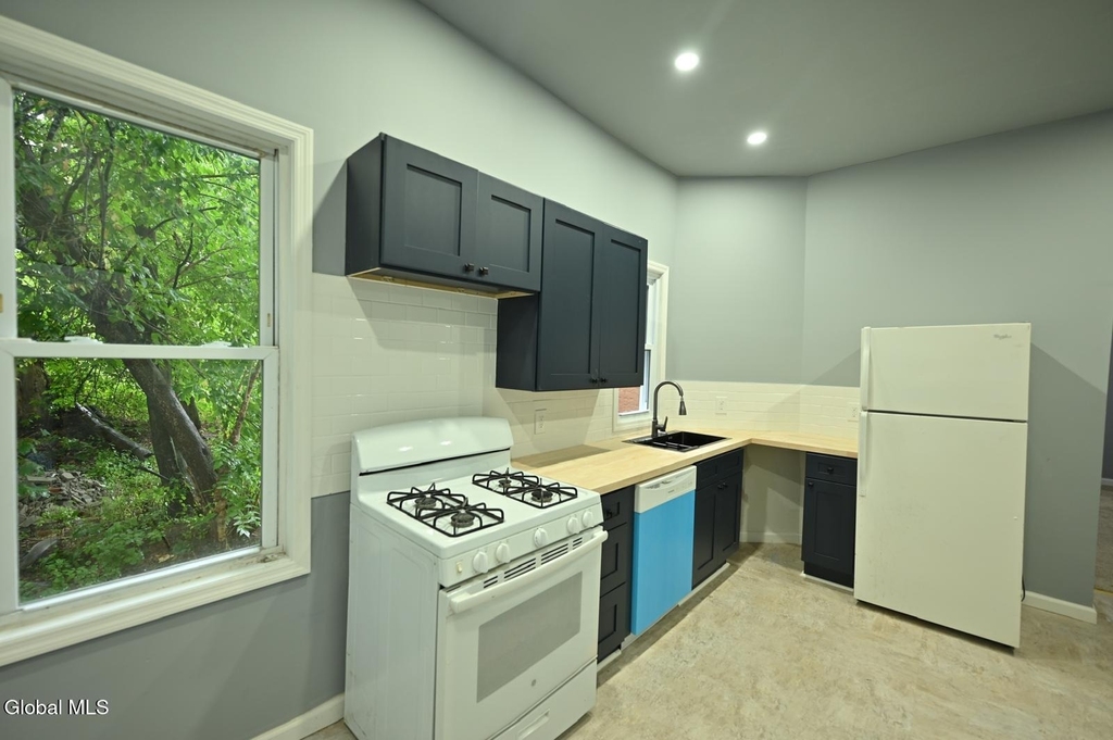 44 Alexander Street - Photo 3