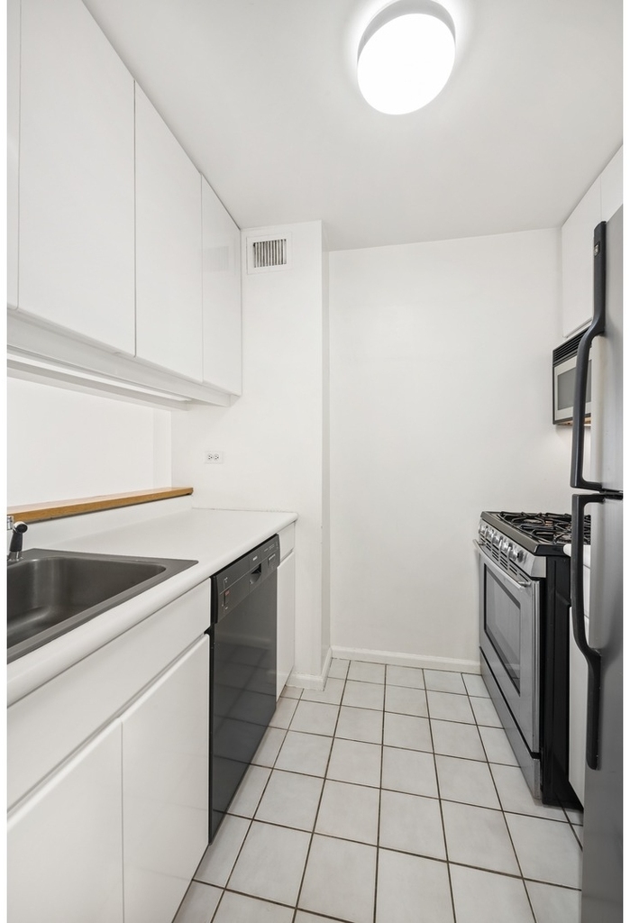295 Greenwich Street - Photo 3