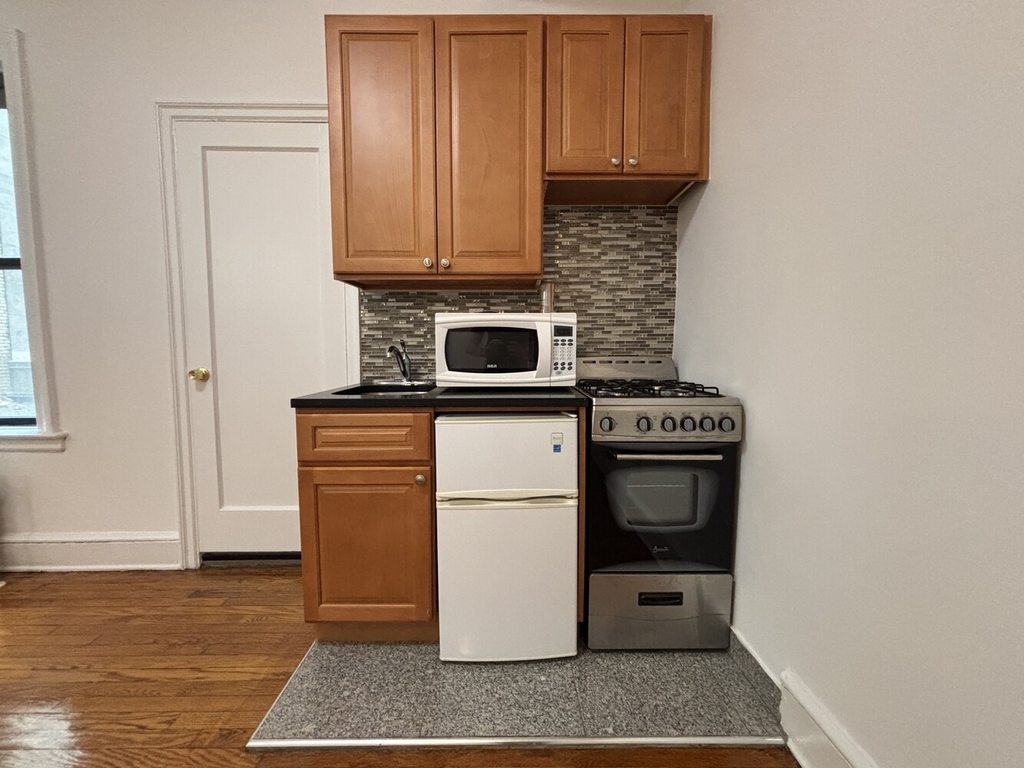 155 E 52nd Street - Photo 2