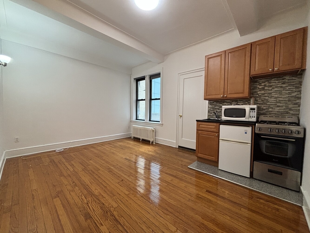 155 E 52nd Street - Photo 1