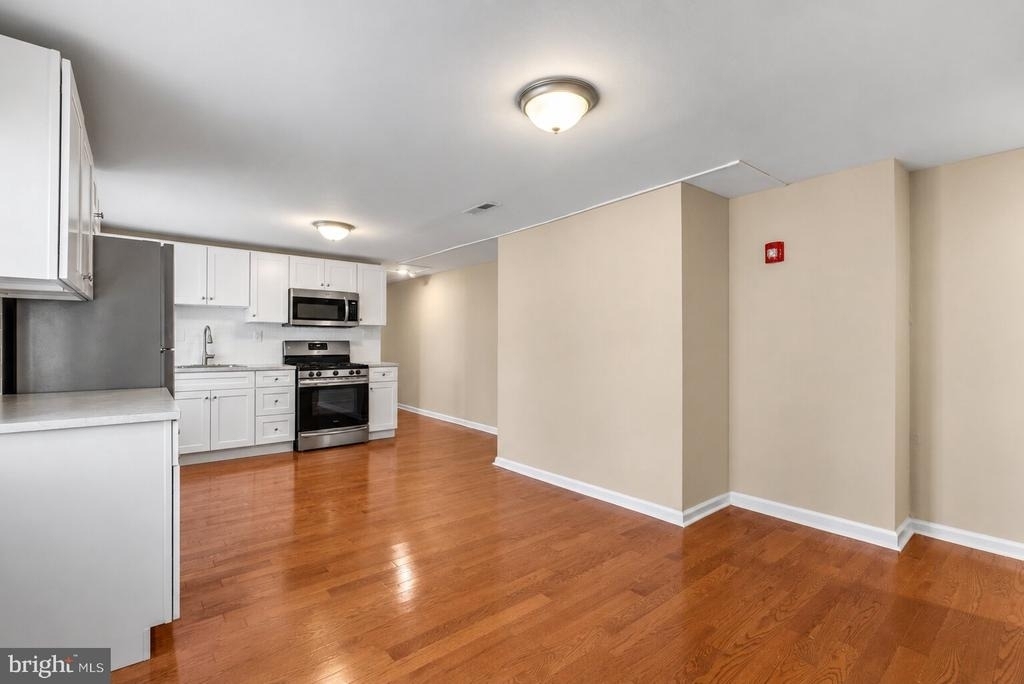 2319 Walnut Street - Photo 2