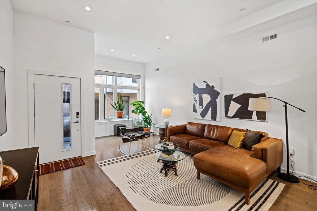 418 Wallace Street - Photo 2