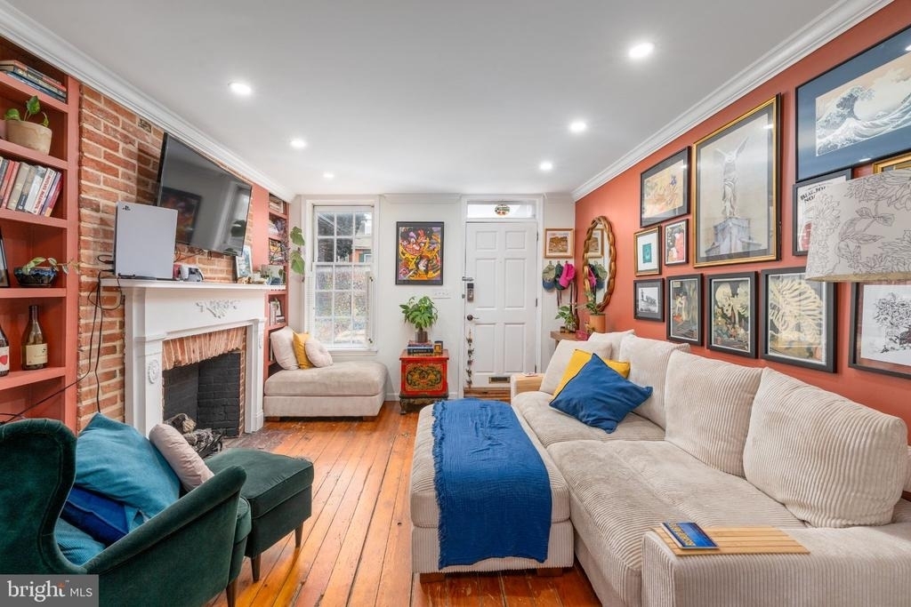 1005 Light Street - Photo 0