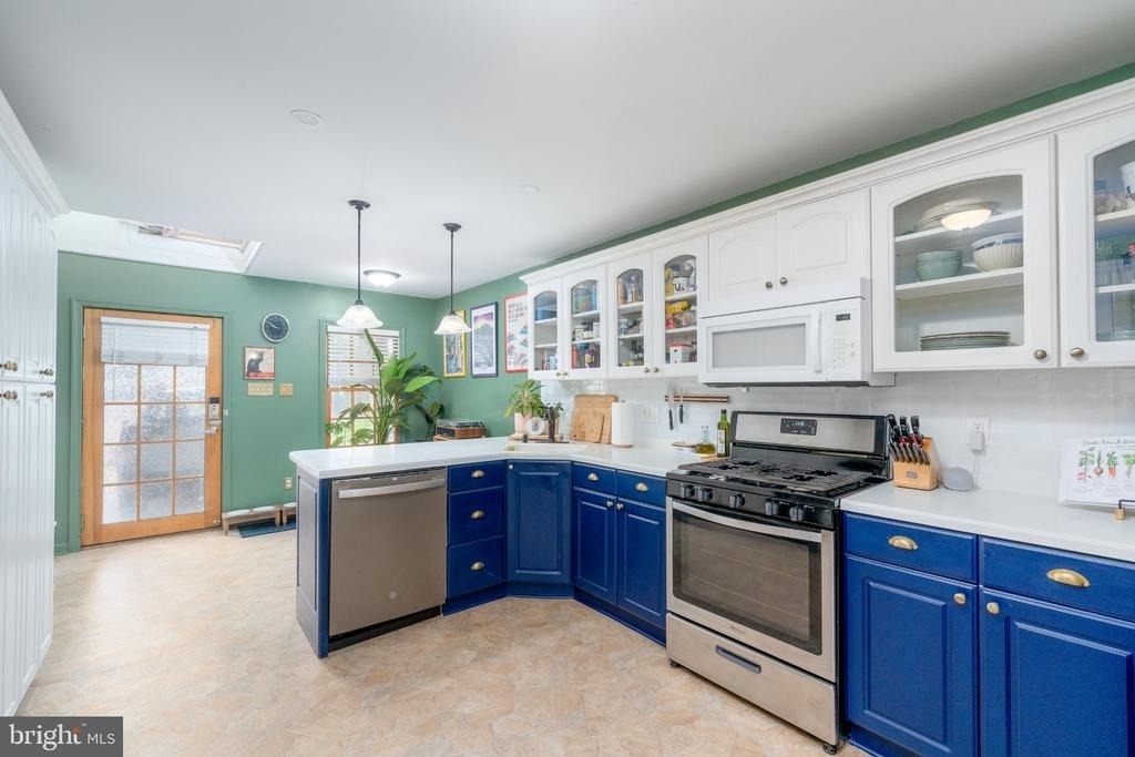 1005 Light Street - Photo 8