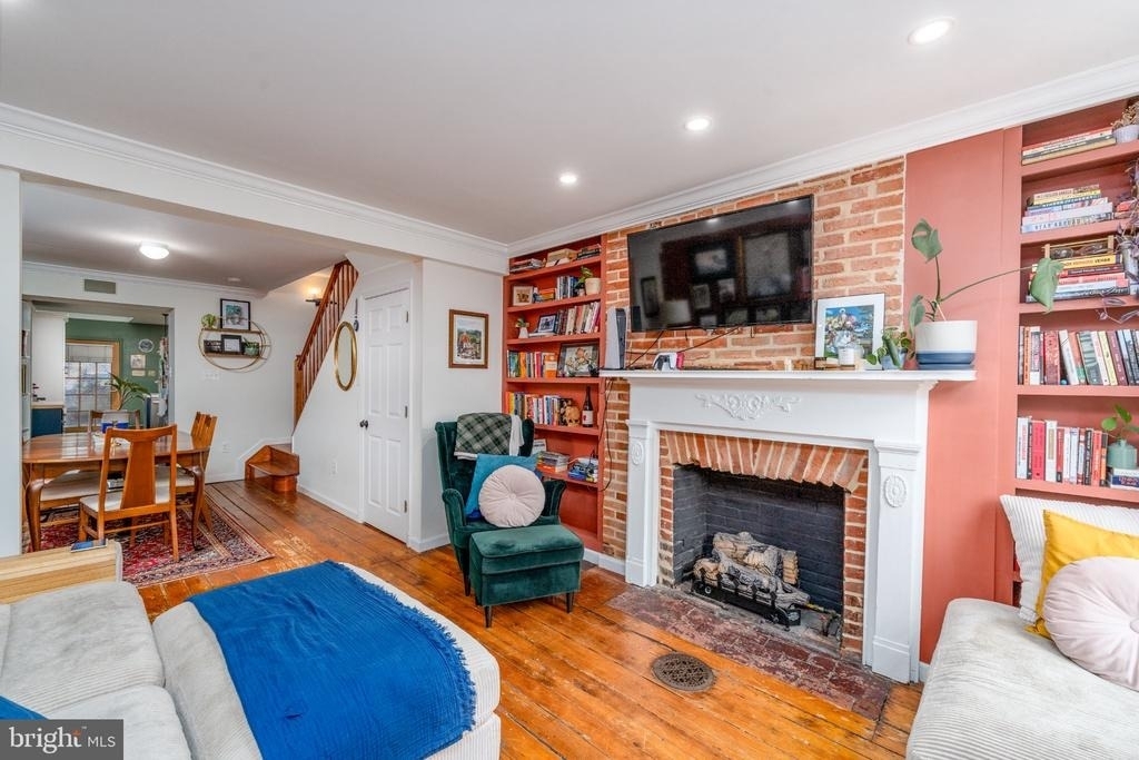 1005 Light Street - Photo 3