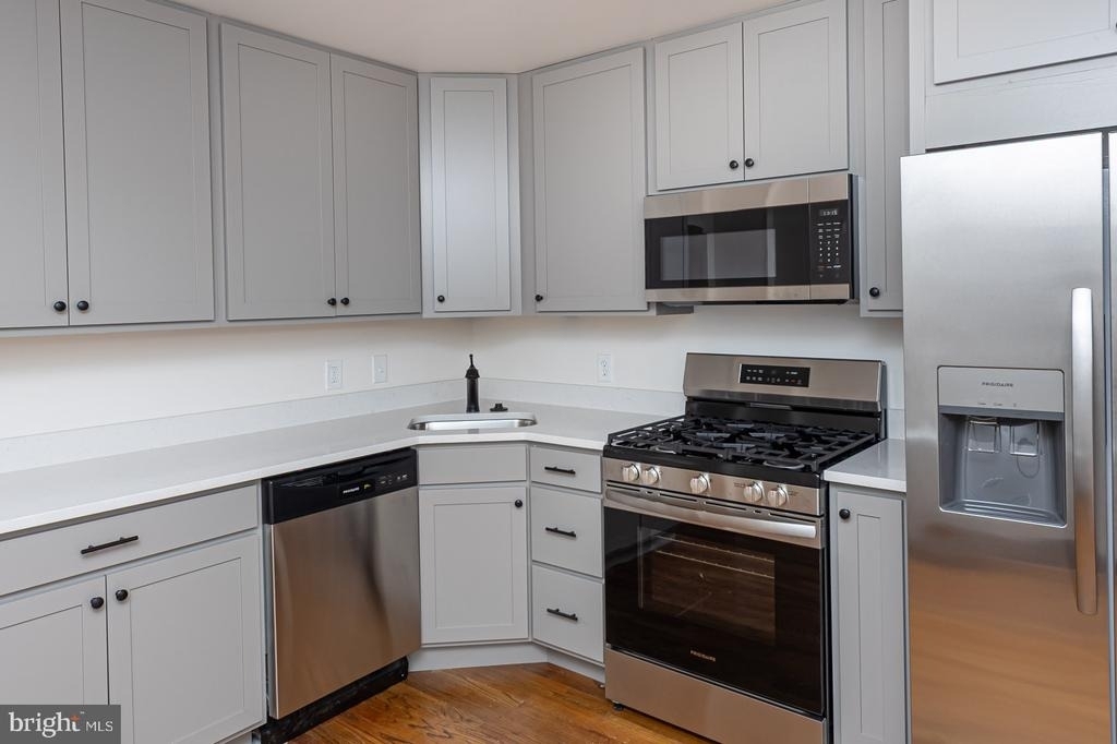 416 E Cross Street - Photo 8