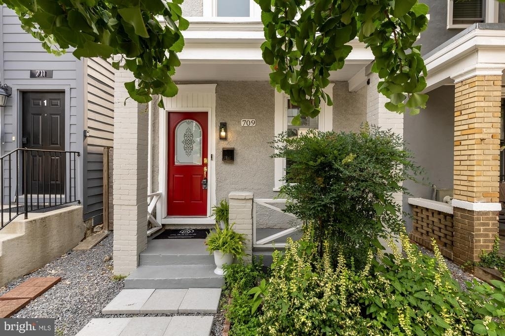 709 16th Street Ne - Photo 1