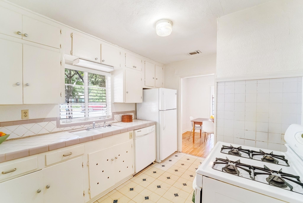 1064 Sycamore St - Photo 4