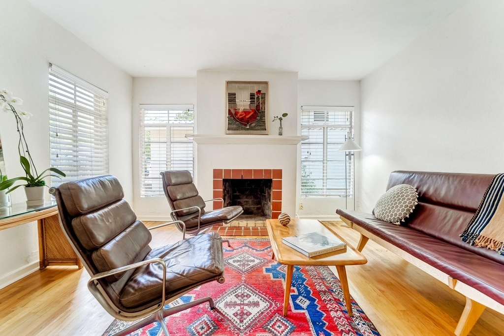1064 Sycamore St - Photo 2