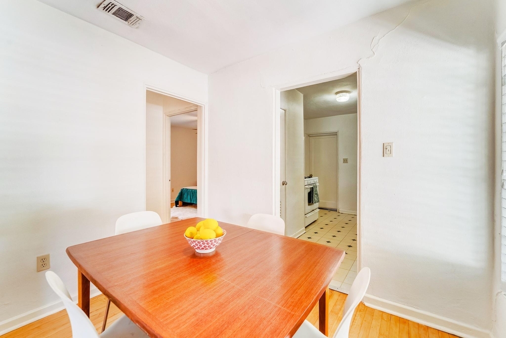 1064 Sycamore St - Photo 3