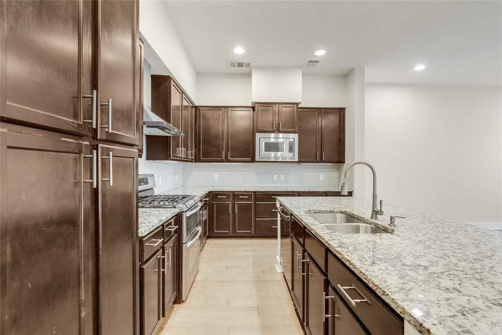 2520 Bluebonnet Ln - Photo 12