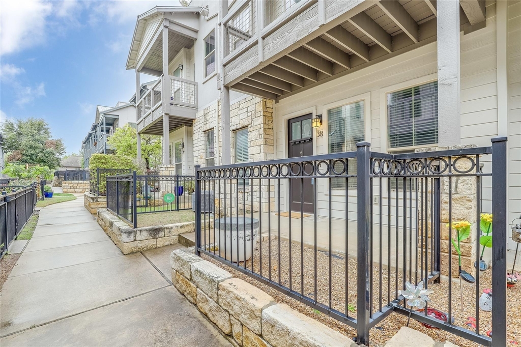 2520 Bluebonnet Ln - Photo 0