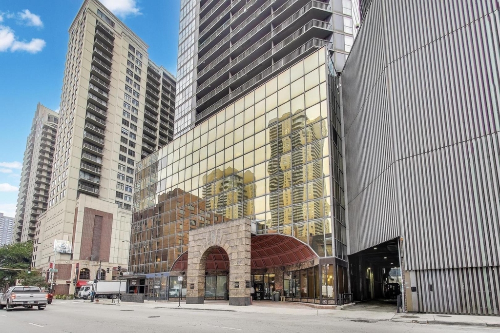 10 E Ontario Street - Photo 2