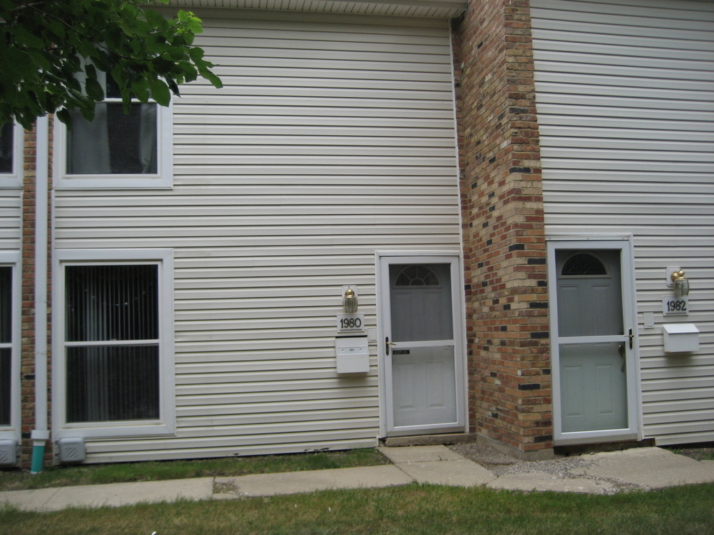 1980 Huntington Boulevard - Photo 2