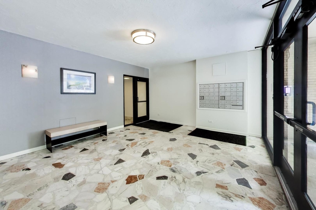 420 W Aldine Avenue - Photo 9