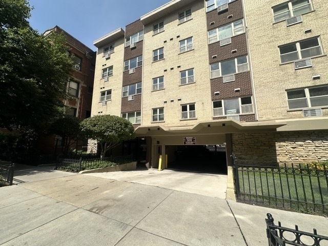 420 W Aldine Avenue - Photo 0