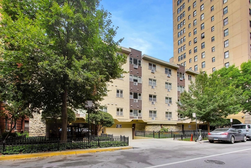 420 W Aldine Avenue - Photo 3