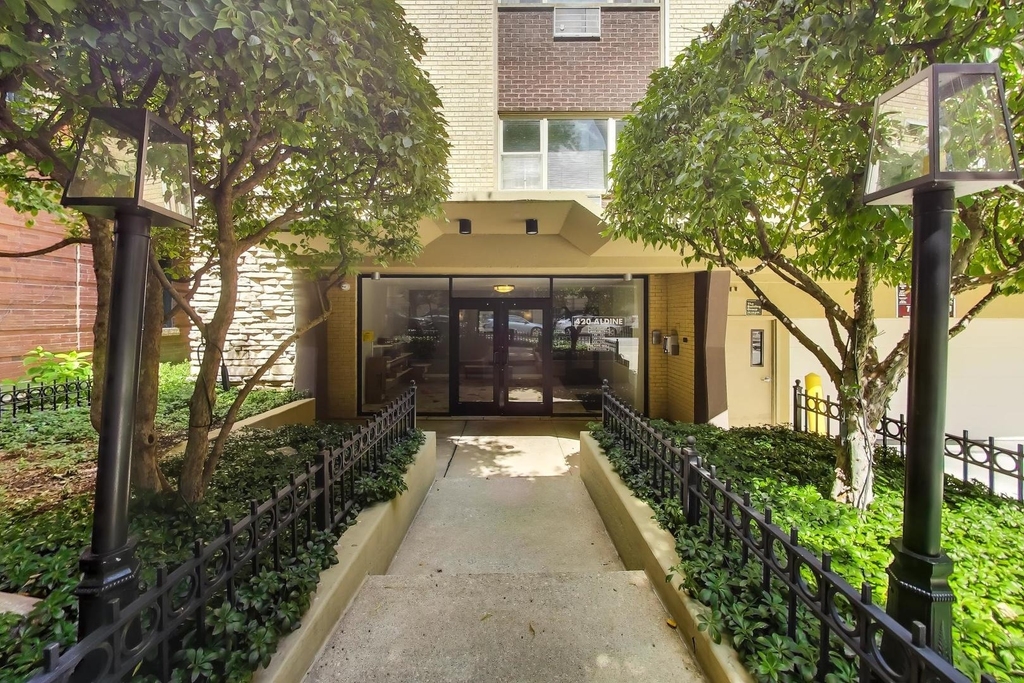 420 W Aldine Avenue - Photo 1