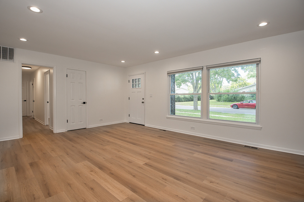 1021 Lonsdale Road - Photo 3