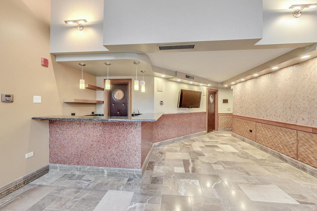 111 E Chestnut Street - Photo 14