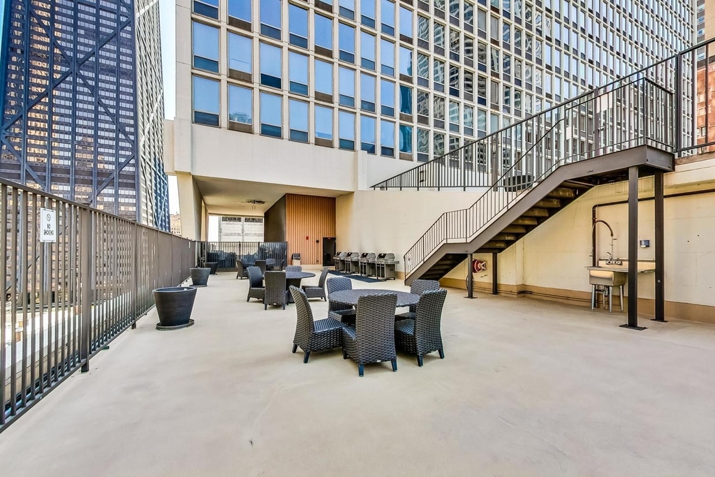 111 E Chestnut Street - Photo 7