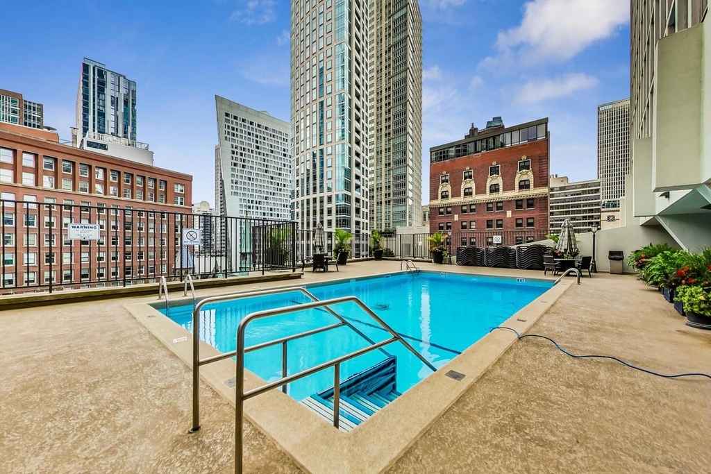 111 E Chestnut Street - Photo 12