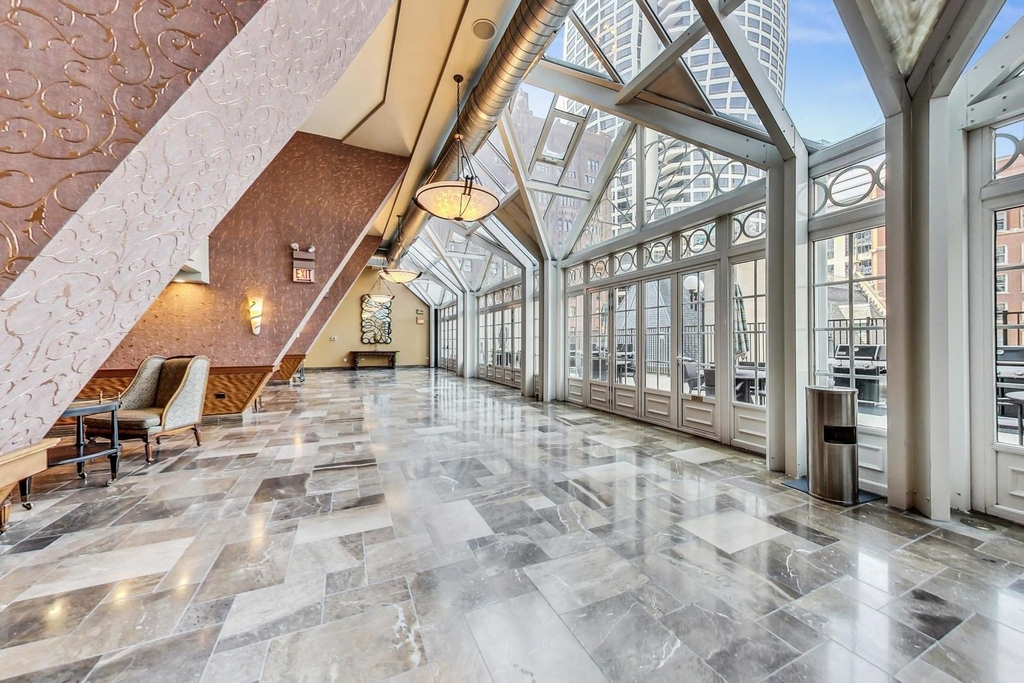 111 E Chestnut Street - Photo 18