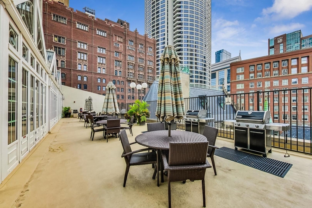 111 E Chestnut Street - Photo 8