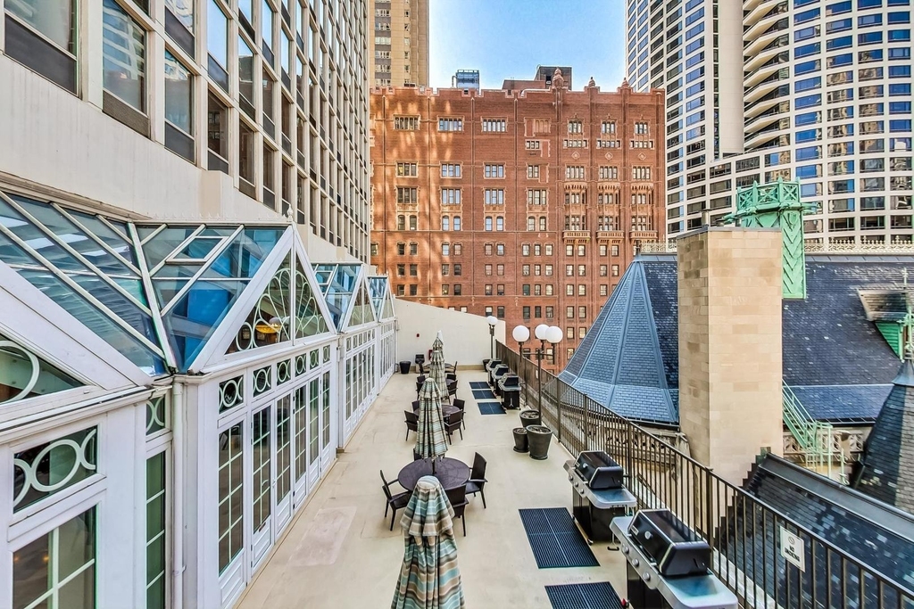 111 E Chestnut Street - Photo 6
