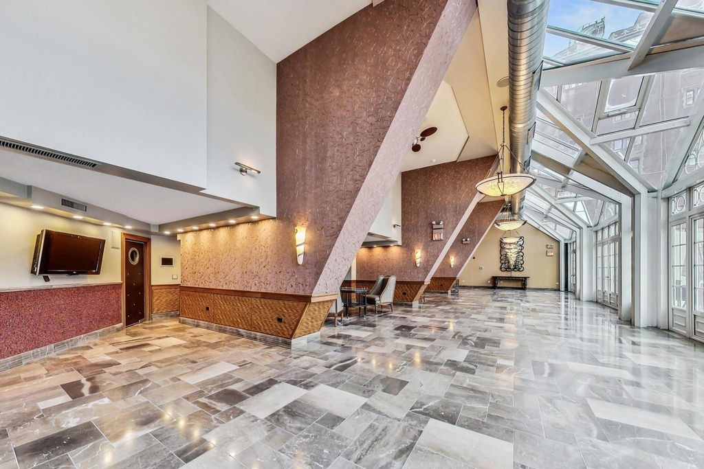 111 E Chestnut Street - Photo 19